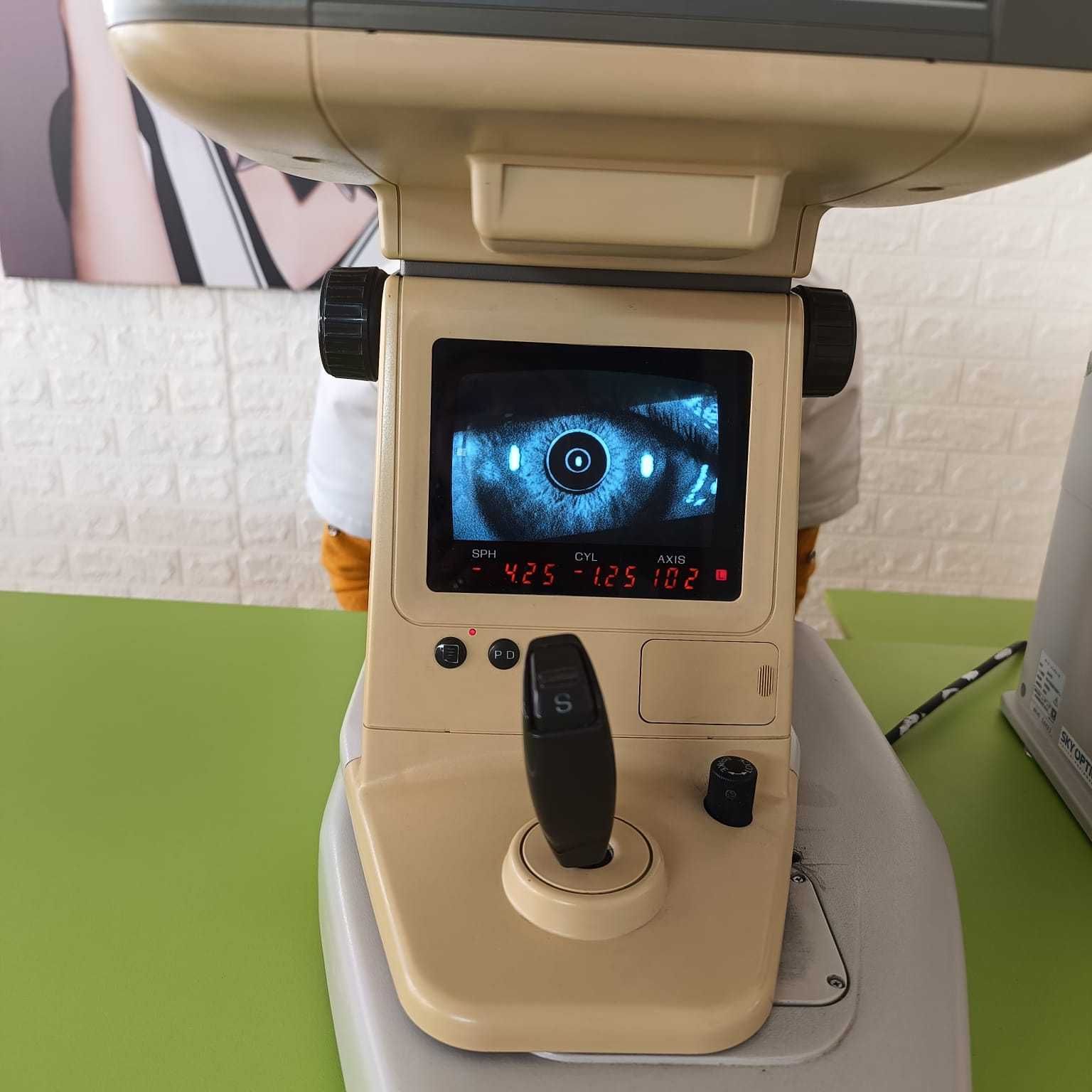 Vând dioptron autorefractrometru Nidek AR800