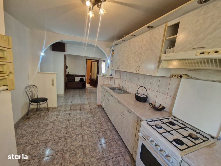 Apartament de 3 camere, decomandat,70 mp., zona Sens