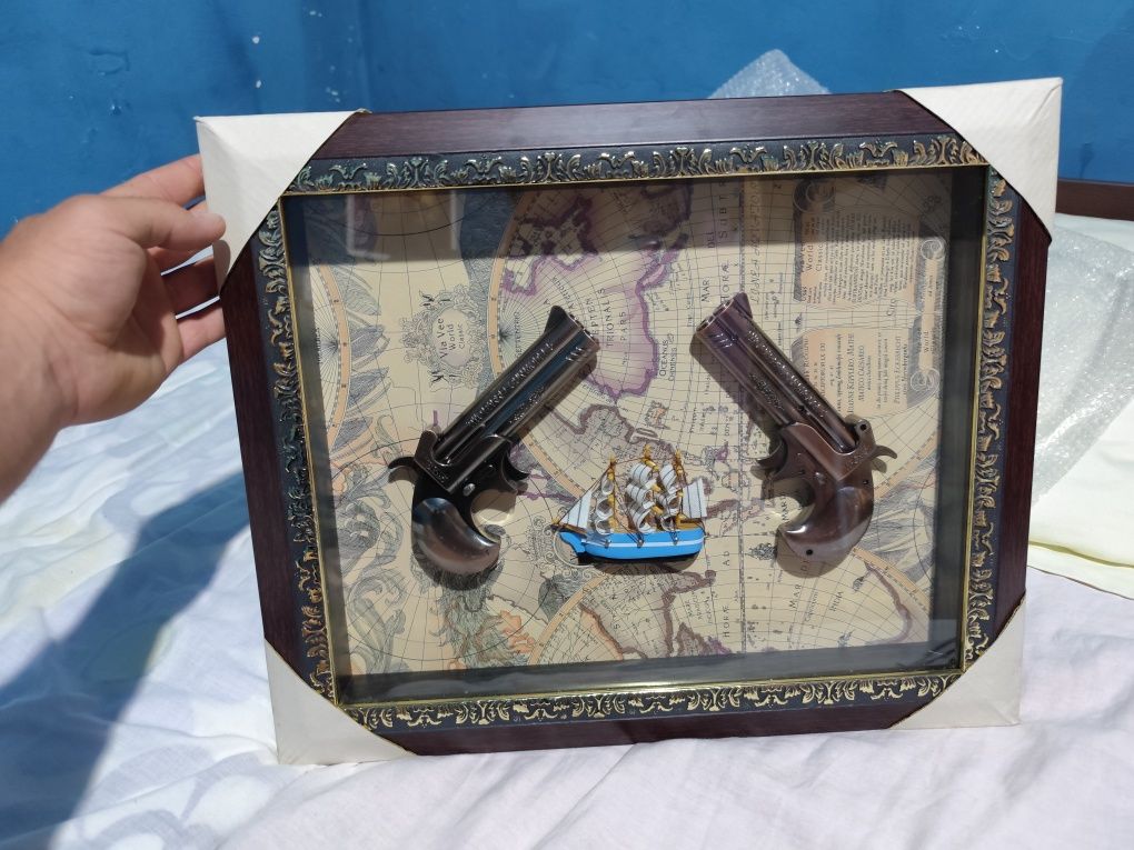 Tablou decorativ vintage cu pistoale și hartă maritimă