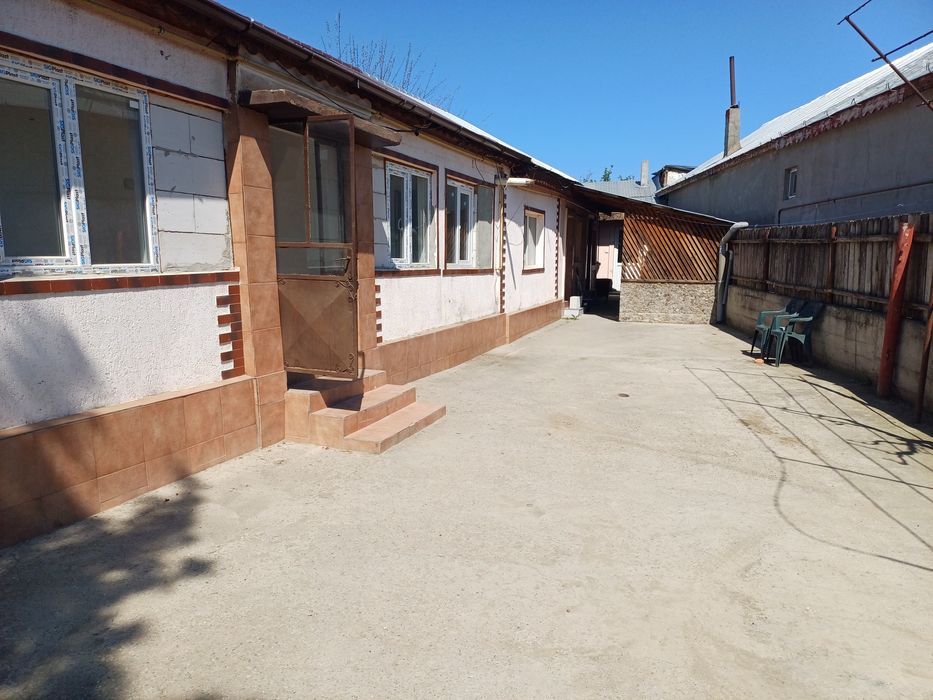 Închiriez casa în Buzău cart.Posta, 4 camere, 2bai .,bucătărie etc