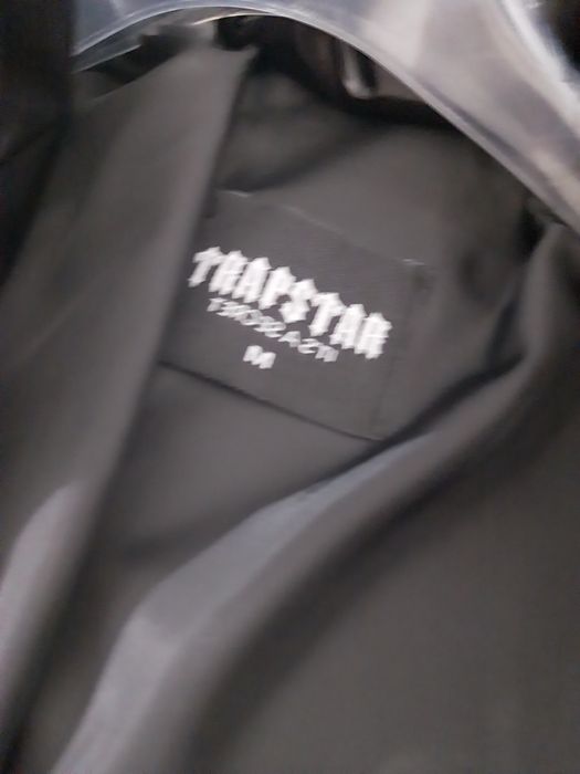 Geaca trapstar lucioasă