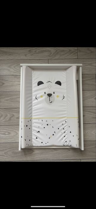 Masa infasat pentru bebelusi atasabila unei comode