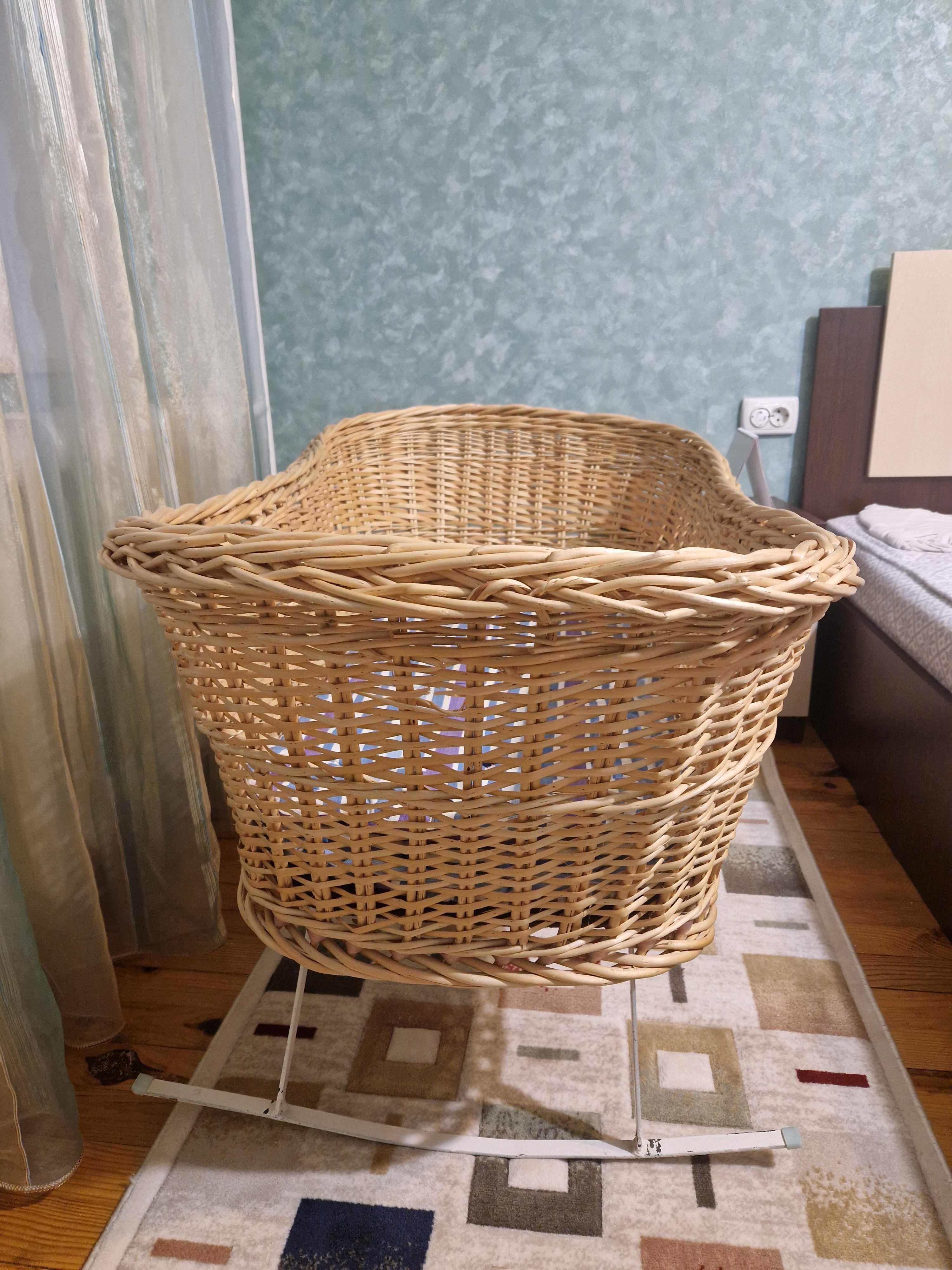 Плетен кош за новородено от 90те години