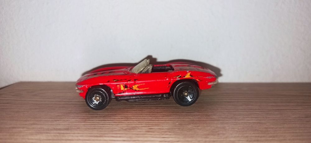 Vând Hotwheels '65 Corvette MTM