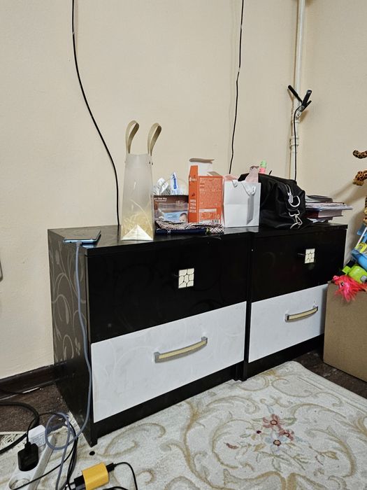 Шкаф с комодом и тумбочками