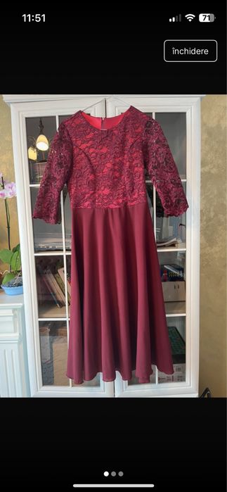 Rochie elegantă bordo cu dantelă si voal în cloș