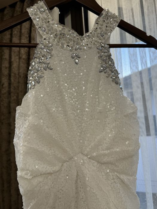 Бяла рокля чисто нова