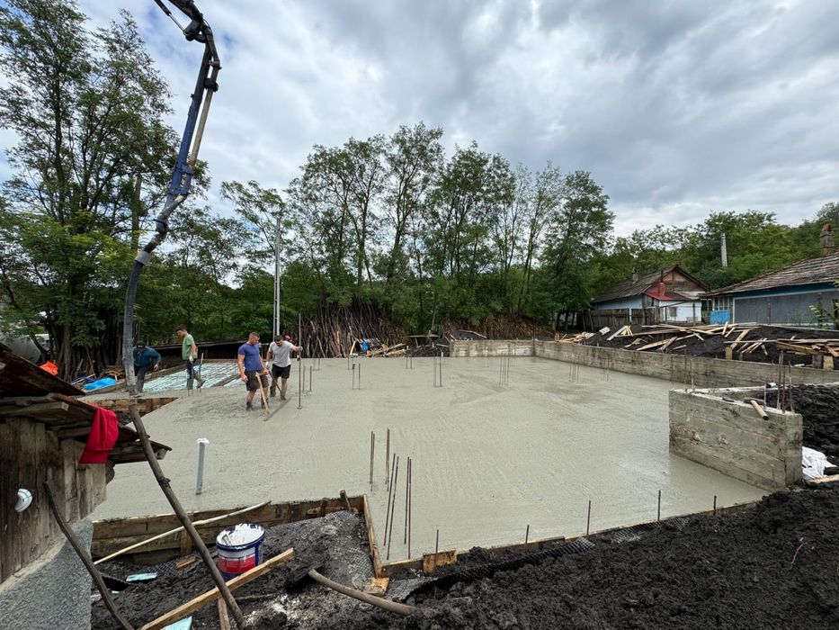 Executam  Case la Rosu