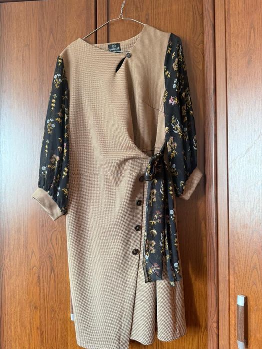 Бежевое платьес принтом гусиной лапки и черными рукавами с цветочным п