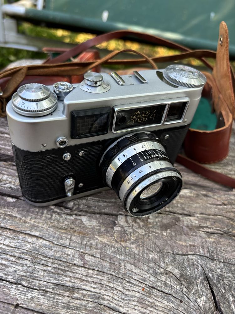 Ретро фотоапарат FED 4 с кожен калъф (СССР)
