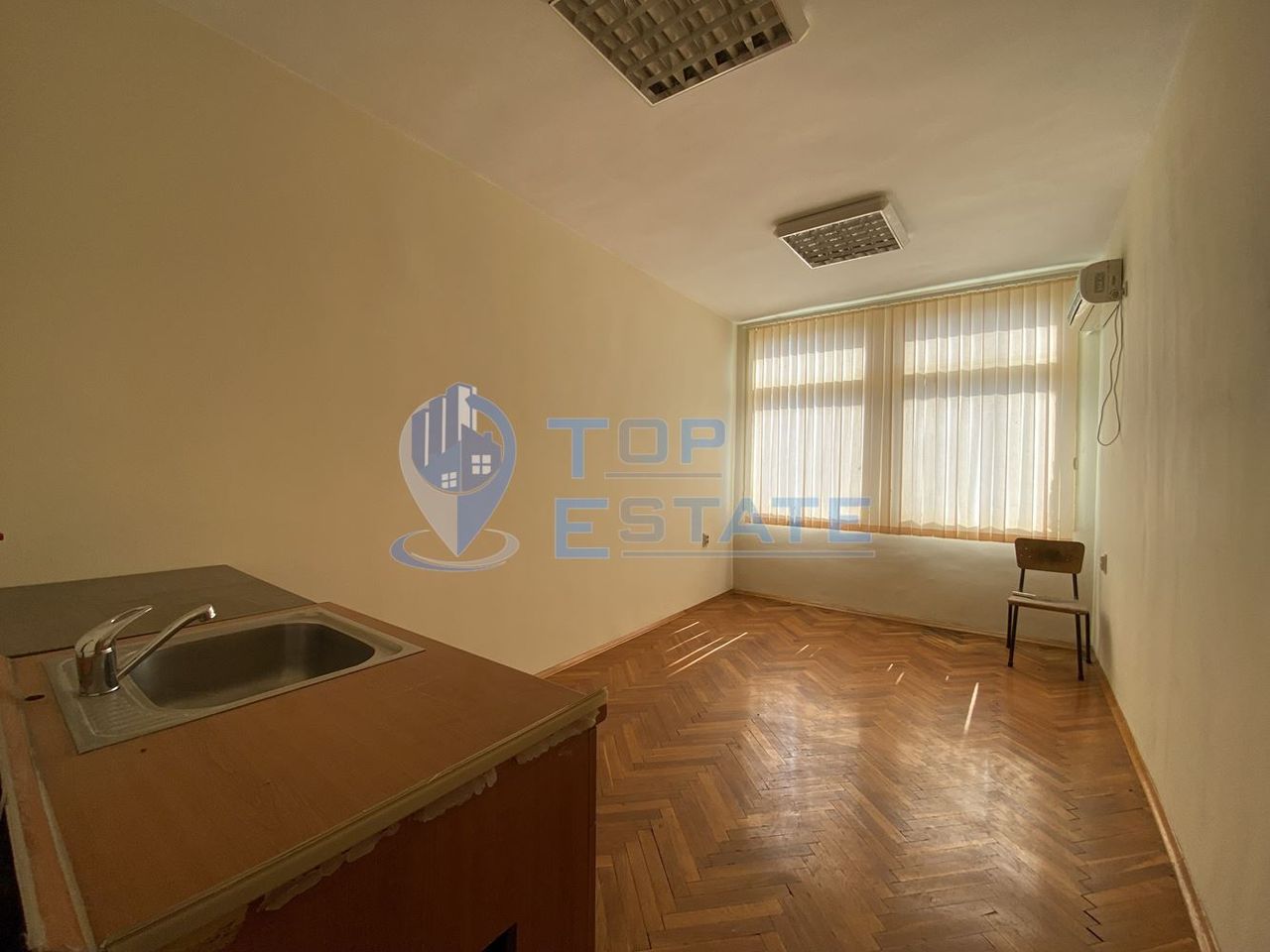 Продава се Офис в Горна Оряховица - 390 кв.м за 301 €/кв.м - Снимка #2
