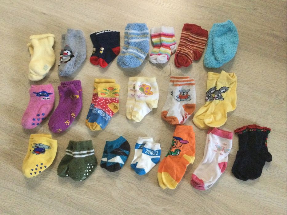 Vand sosete pentru sugari si bebelusi (sau chiar pentru papusi)