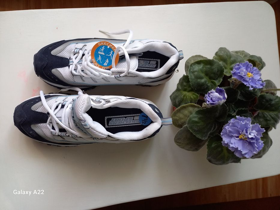 Продаются кроссовки Skechers