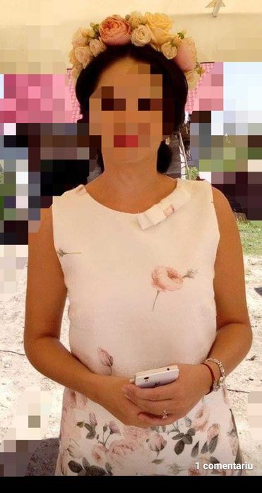 Rochie alba cu inserții argintii și flori