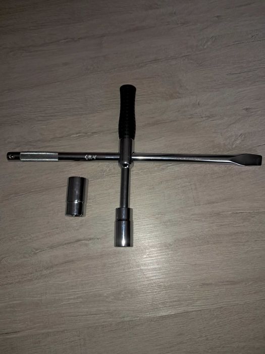 Ключ за сменяне на джанти и гуми