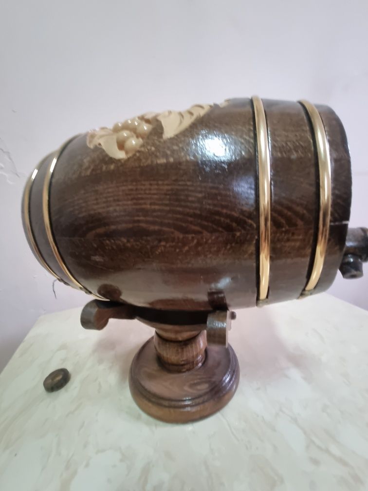 Продам бочку деревянную для спиртных напитков.