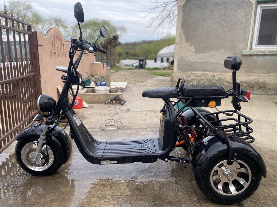 Vand triciclu electric ca nou !