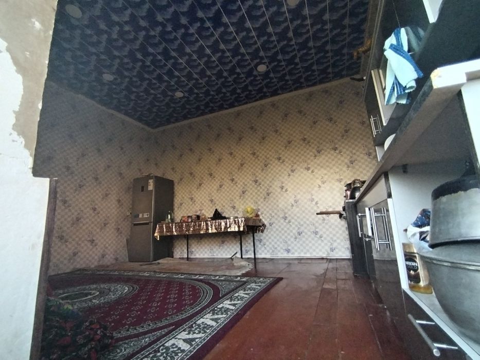 Hovli sotiladi maydoni 6 sotik 7ta xona bor