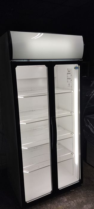 Вертикална хладилна витрина