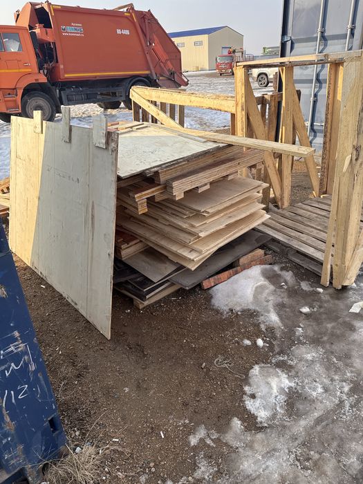 Листы фанеры и деревянные щиты — недорого, самовывоз