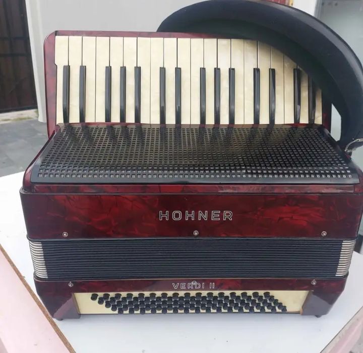 Vind acordeon profesional
HOHNER verdi 2 in sita 80 basi