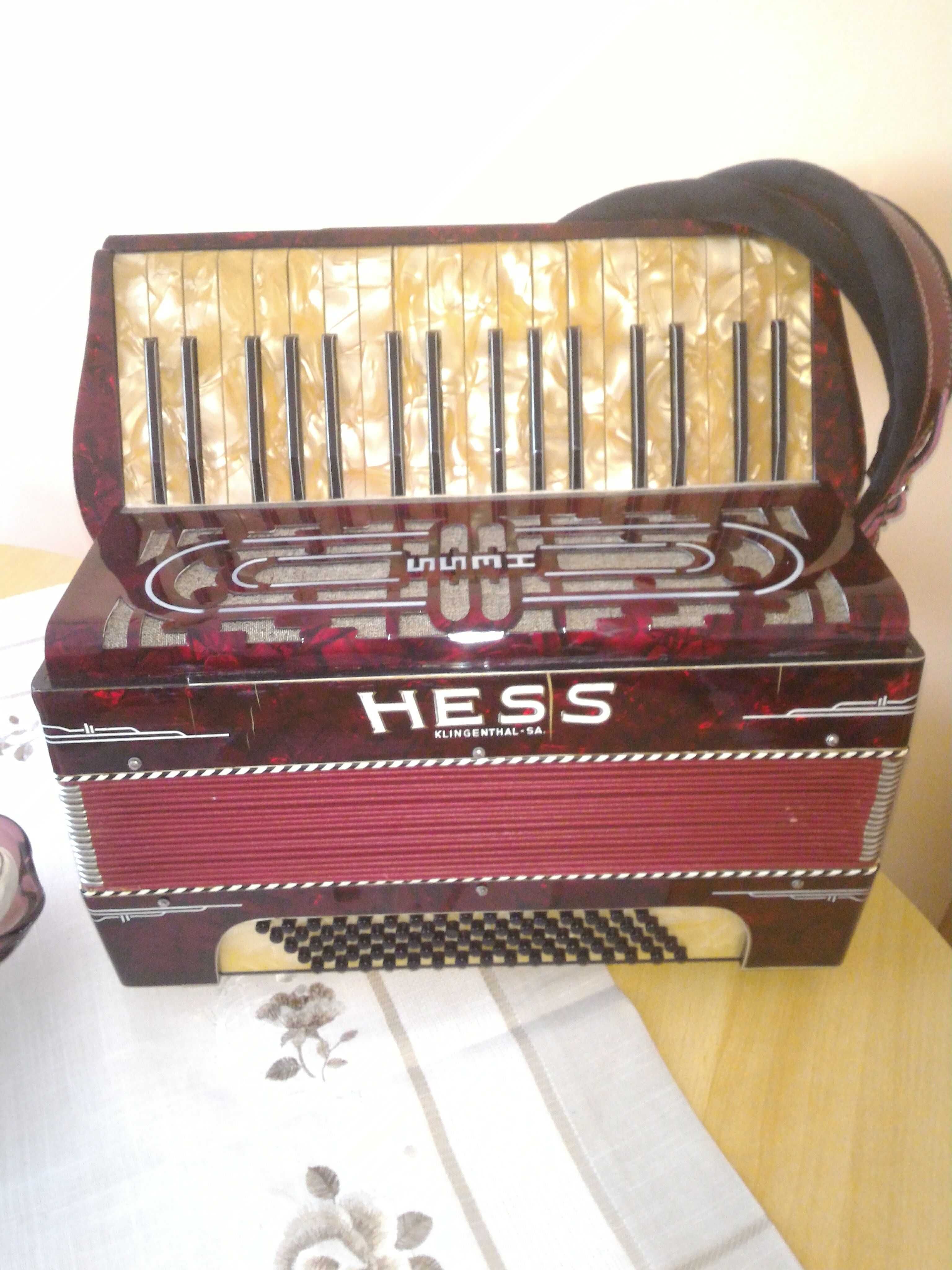 Acordeon marca HESS 80 DE BASI