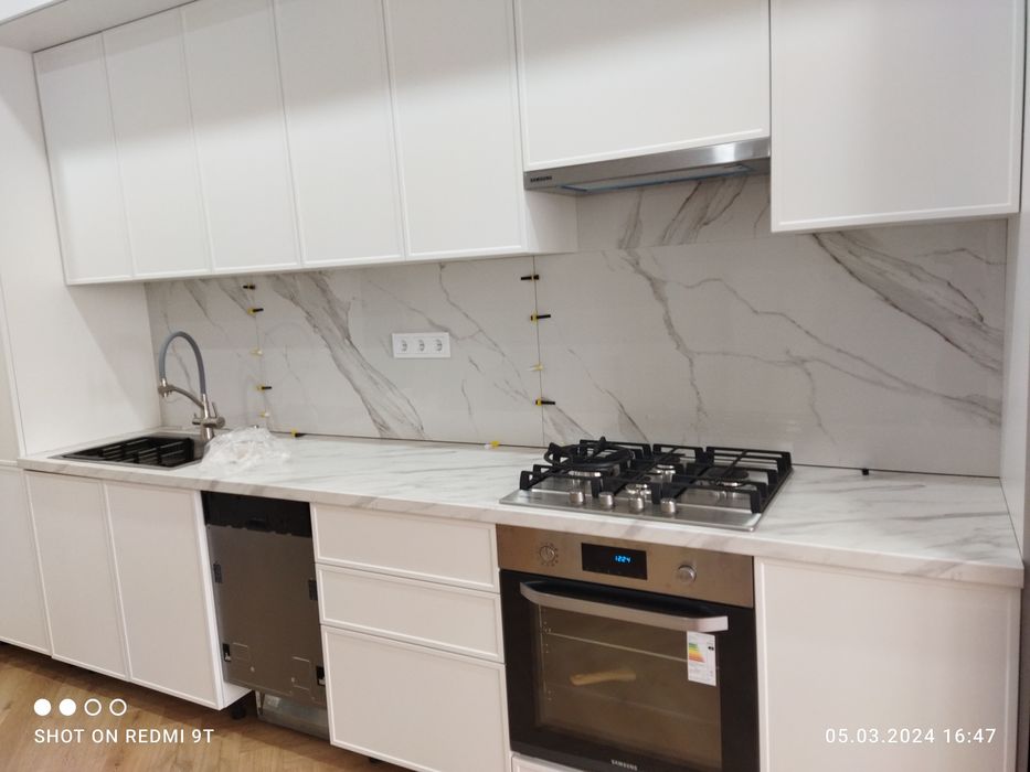 Только фартук и мелко срочный ремонт по кафелью и укладка ламината и