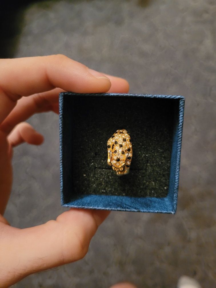 Кольцо золотого цвета ( ягуар ) с камнями