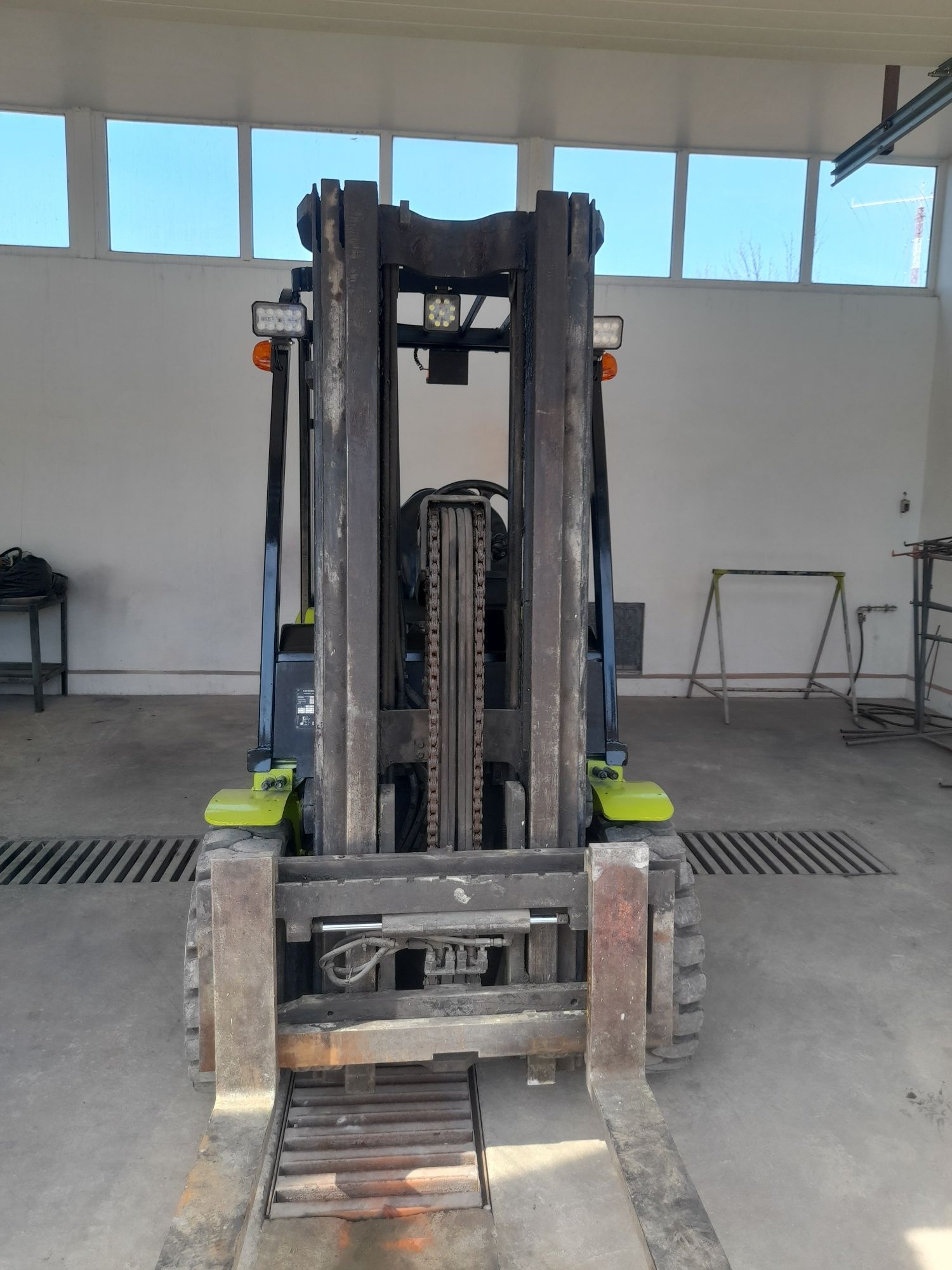 Stivuitor de Inchiriat 2,5 Tone Transport Asigurat Cu Deservet