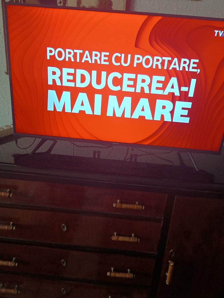 Vând doua televizoare Smart.Samsung 102 cm și Hisense110 cm.Pret 1200