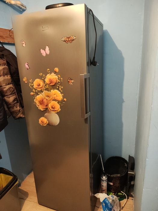 Vand congelator Beko pe un frigider mai multe la telefon