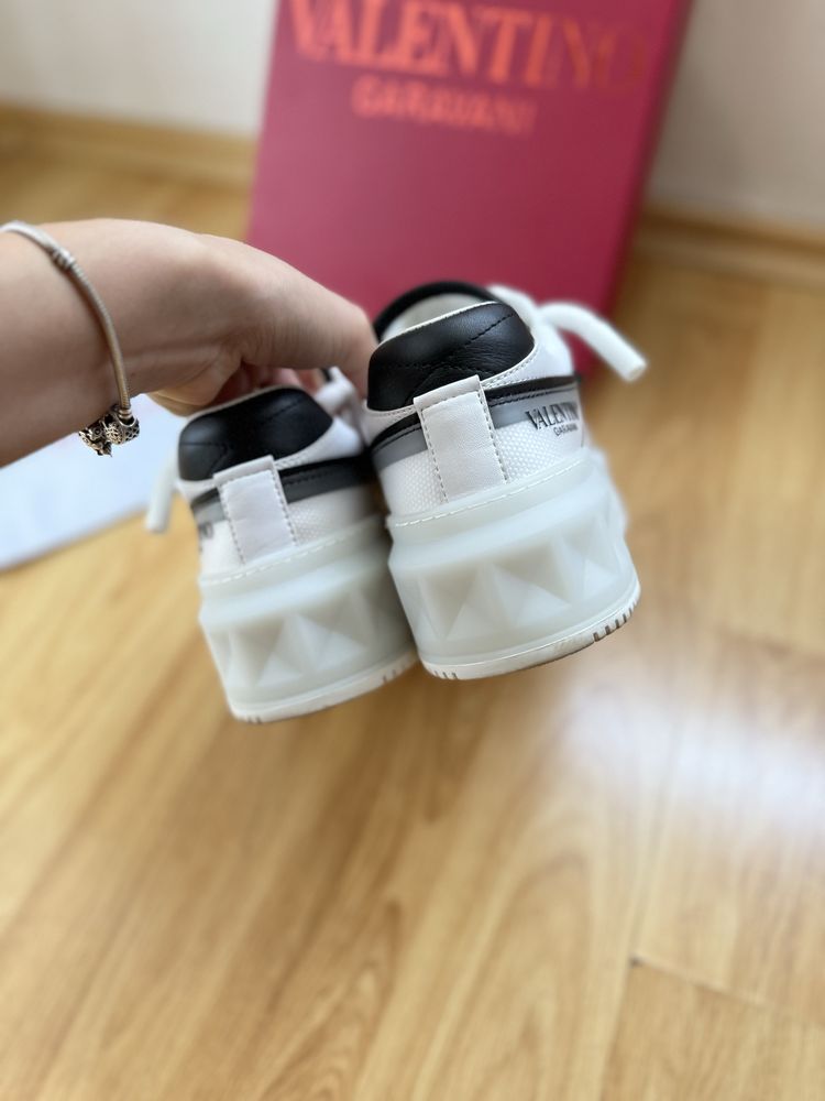 Valentino Garavani One Stud Low-Top Sneakers Маратонки 38 номер