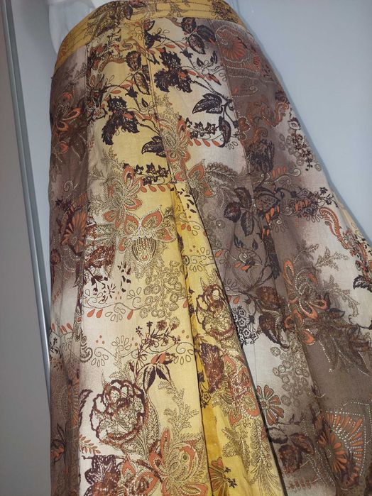 Fustă in clos cu fir auriu