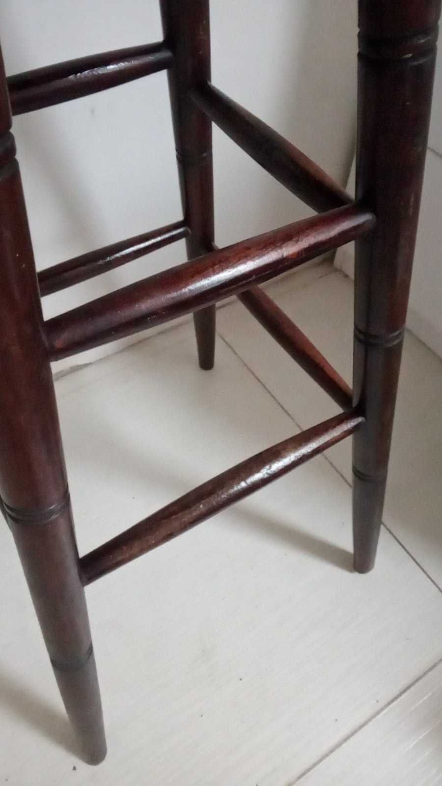 дървен бар стол със струговани  крака-тъмнокафяв