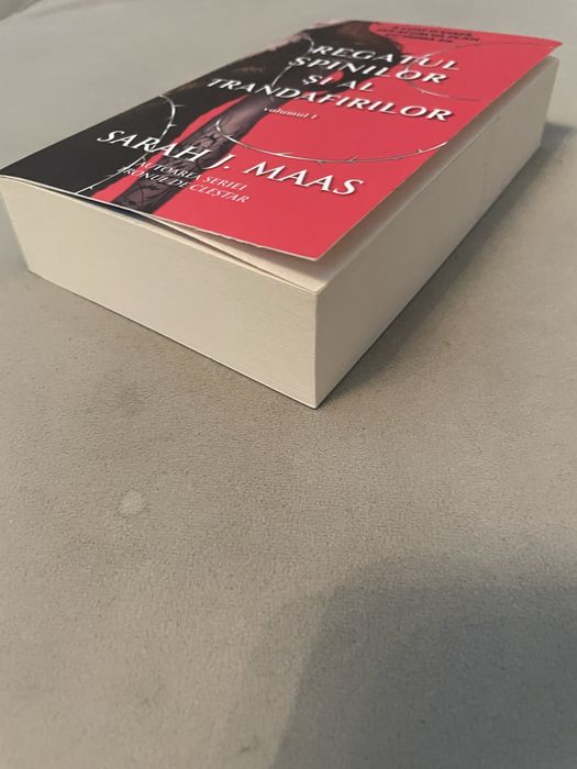 Regatul spinilor si al trandafirilor, paperback