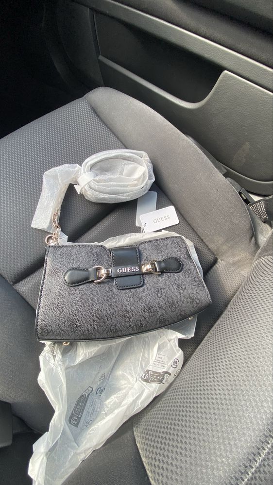 Дамска чанта GUESS