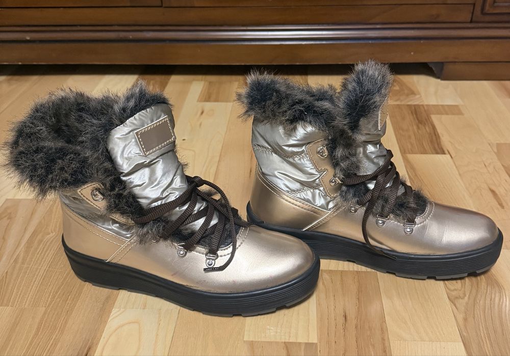 Vând ghete model deosebit