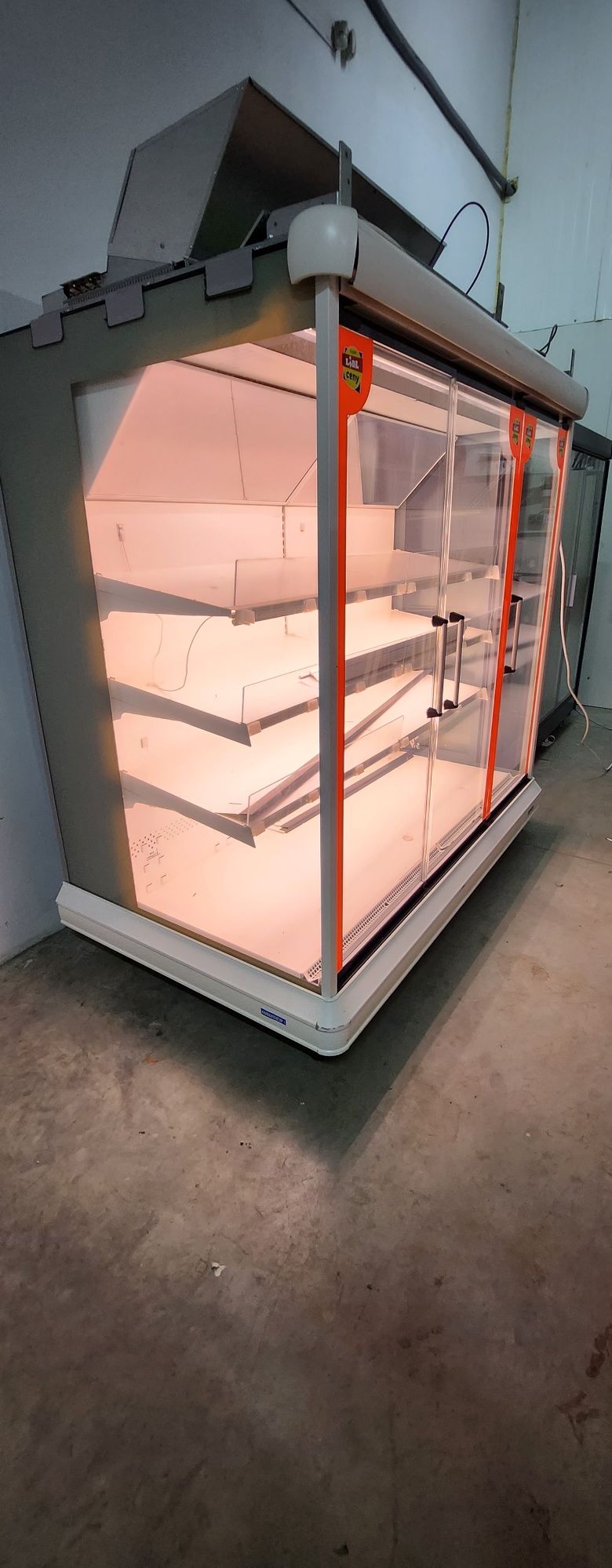 Vitrina frigorifica alimente lactate mezeluri
