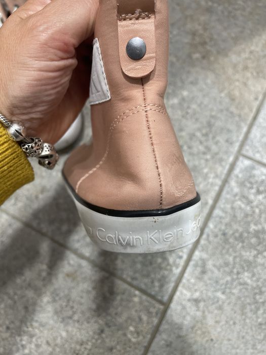 Кецове пепел от рози на Calvin Klein