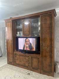 Стенка коричневого цвета с подставкой для телевизора