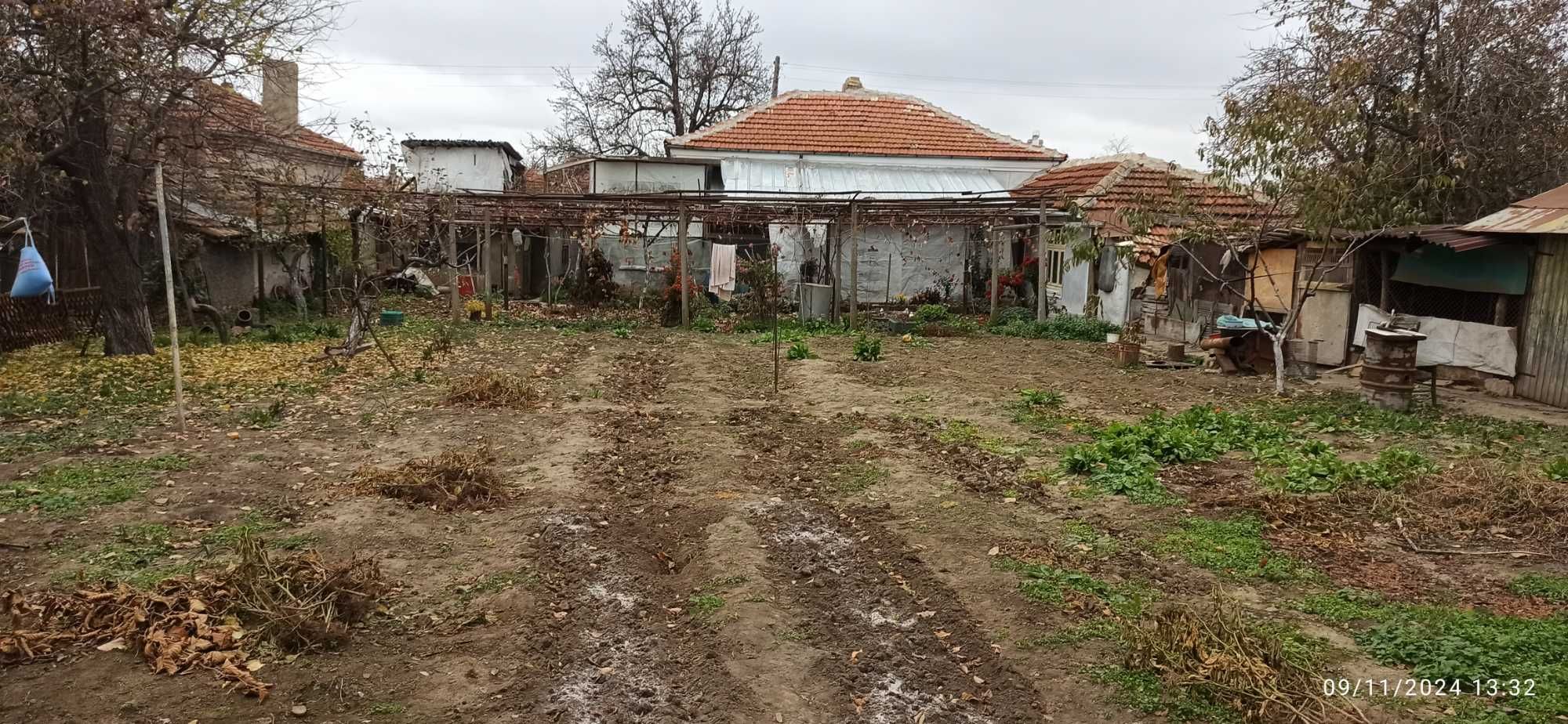 Къща с гараж и голям двор.