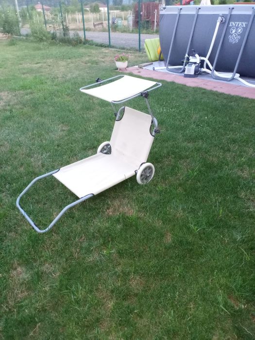 2 șezlonguri cu roți si parasolar