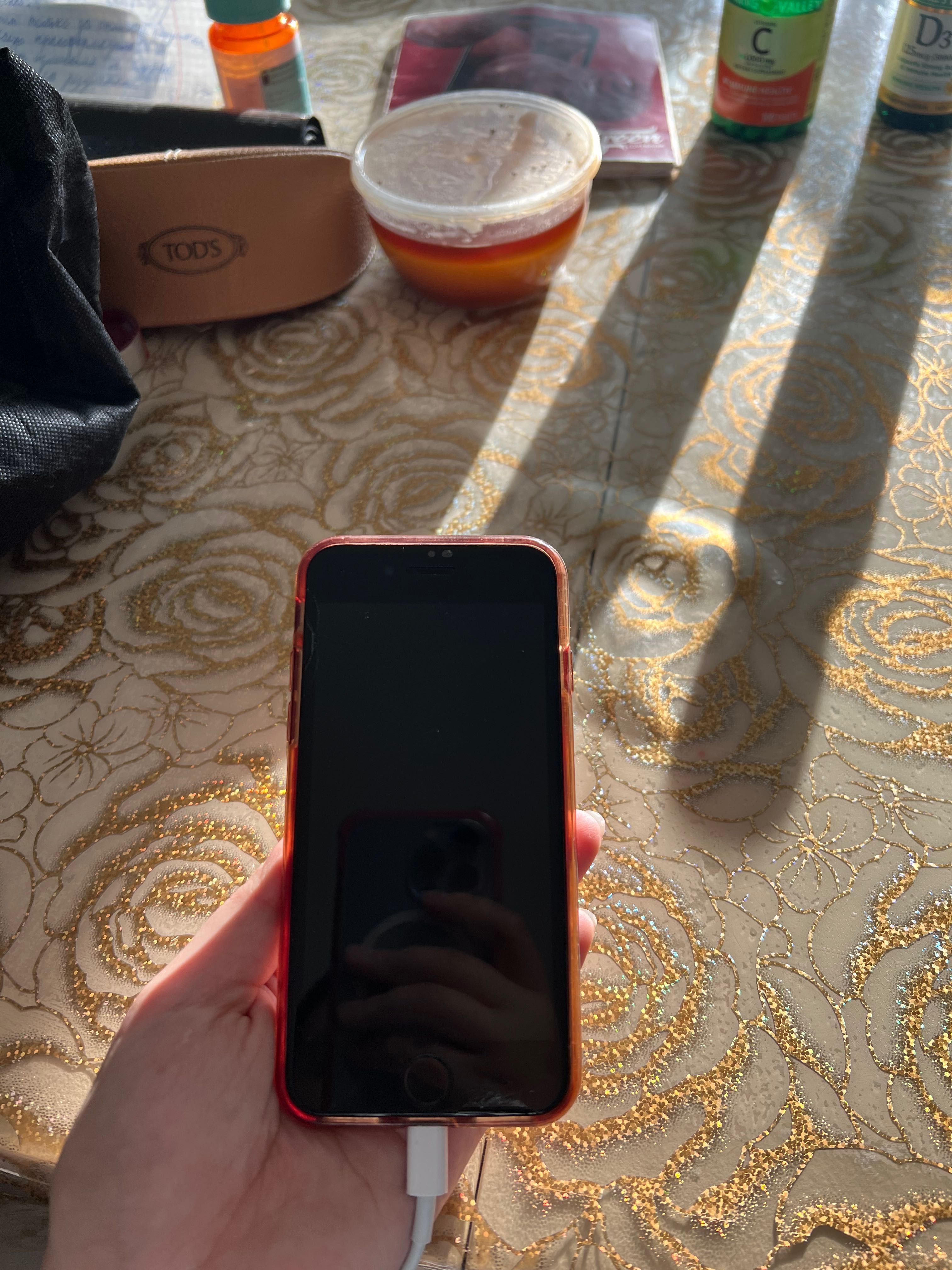 iPhone 8 Red, в отличном состоянии