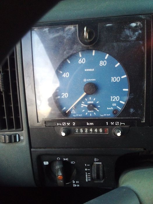 Камион марка Мерцедес