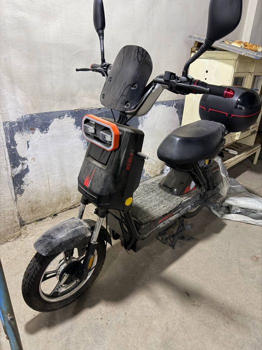 Скутер модел SKE002-4