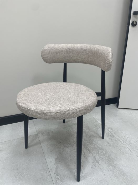 Мягкие тканевые стулья