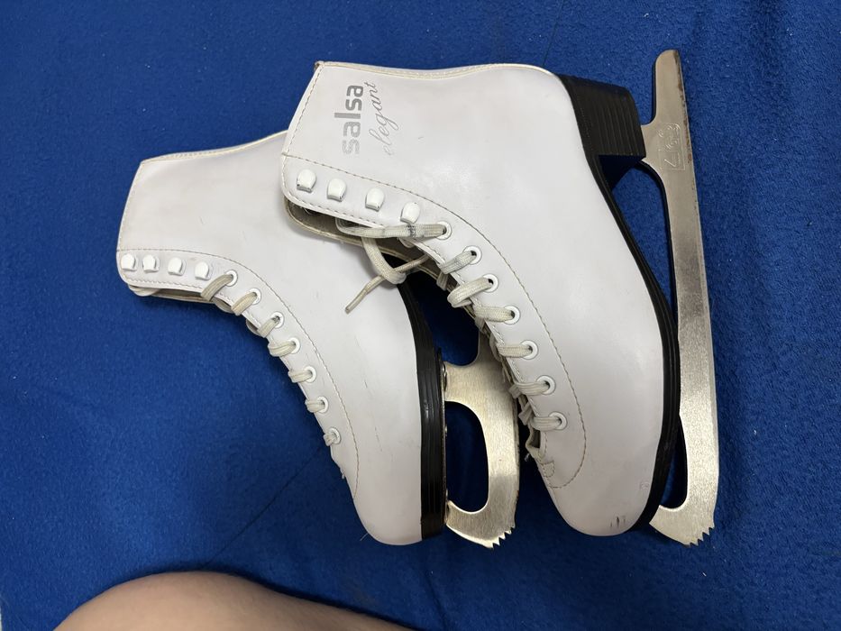 Коньки фигурные продам