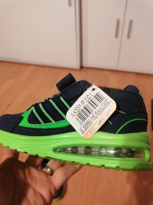 Vând adidași băieței