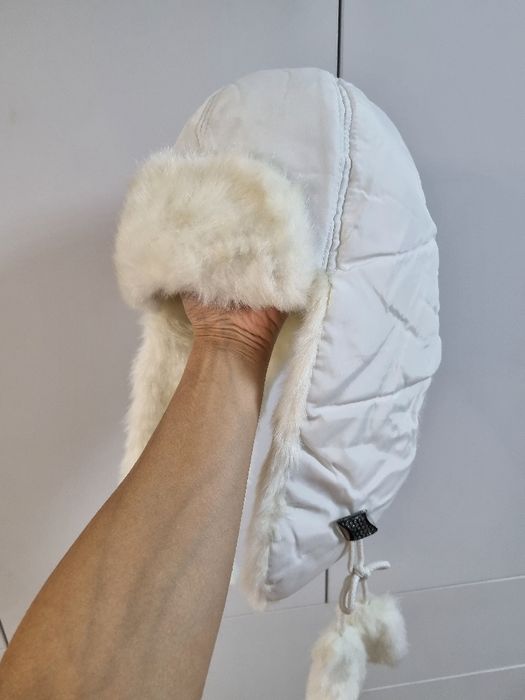 Căciula albă din fâs si blăniță