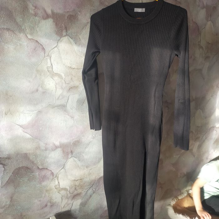 Продам 2 платья - чёрное длинное, синее мини